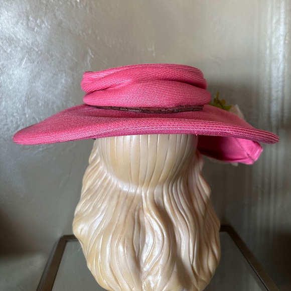 VIBRANT 1960s\' DESIGNER PINK STRAW WIDE BRIM HAT WITH WHITE FABRIC FLOWER main image 8